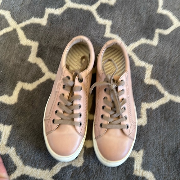 Taos Footwear Shoes - Taos Plim Soul Luxe leather sneakers, like new! Size 8.5 women’s